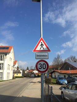 Geschwindigkeitsbeschränkung auf 30 km/h im Bereich des Seniorenheims „Haus Kapellengarten“ (Kreisstraße OA15)